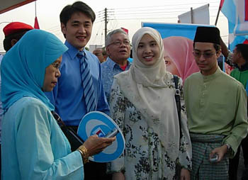 Nurul Izzah with PKR supporters and husband Raja Ahmad Shahrir Raja Salim (right)