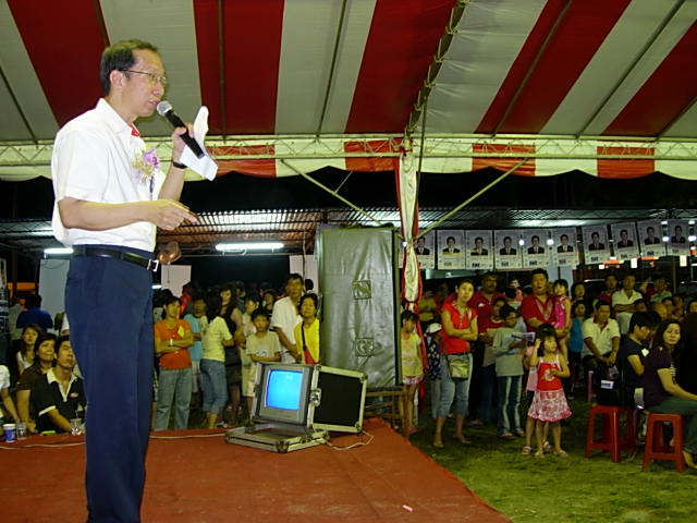 Gerakan acting president Tan Sri Dr Koh Tsu Koon, who is contesting the Batu Kawan parliamentary seat, wooing voters from Bukit Tambun at a March 3 dinner gathering.
