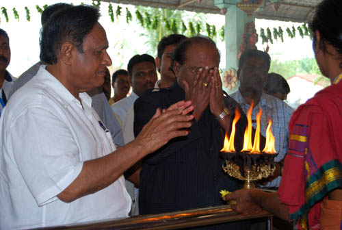 Samy Vellu at the Sri Mariamman Temple in Taman Dovenby. Photos by Cindy Tham.