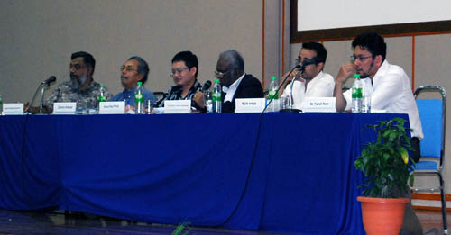 The speakers at the CPPS dialogue: [L-R] Denison Jayasooria, Zainon Ahmad, Khoo Kay Peng, Ramon Navaratnam, Malik Imtiaz Sarwar and Farish Noor. Photos by Cindy Tham.