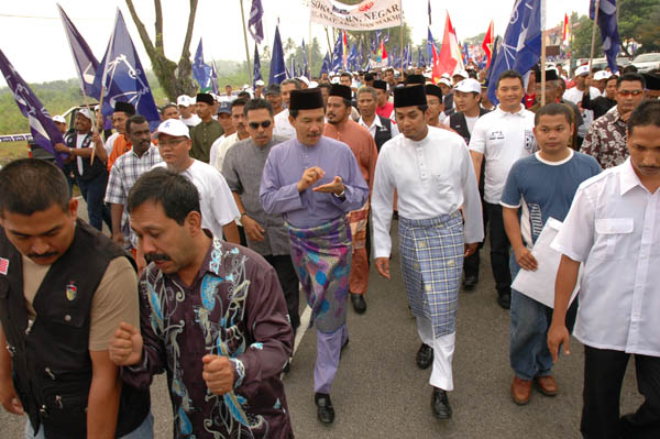 Negri Sembilan Menteri Besar Datuk Seri Mohamad Hasan and Khairy walking to the nomination centre