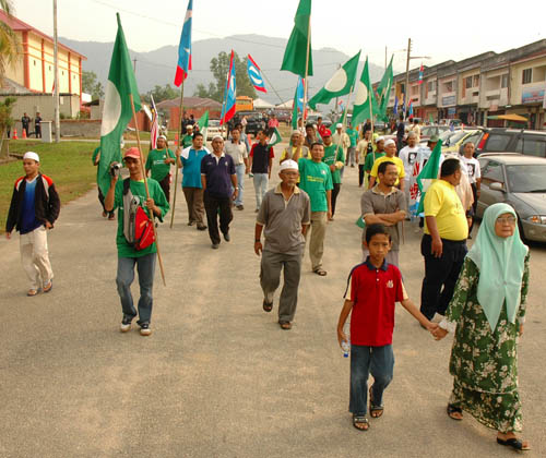 PKR and PAS supporters on their way to the nomination centre